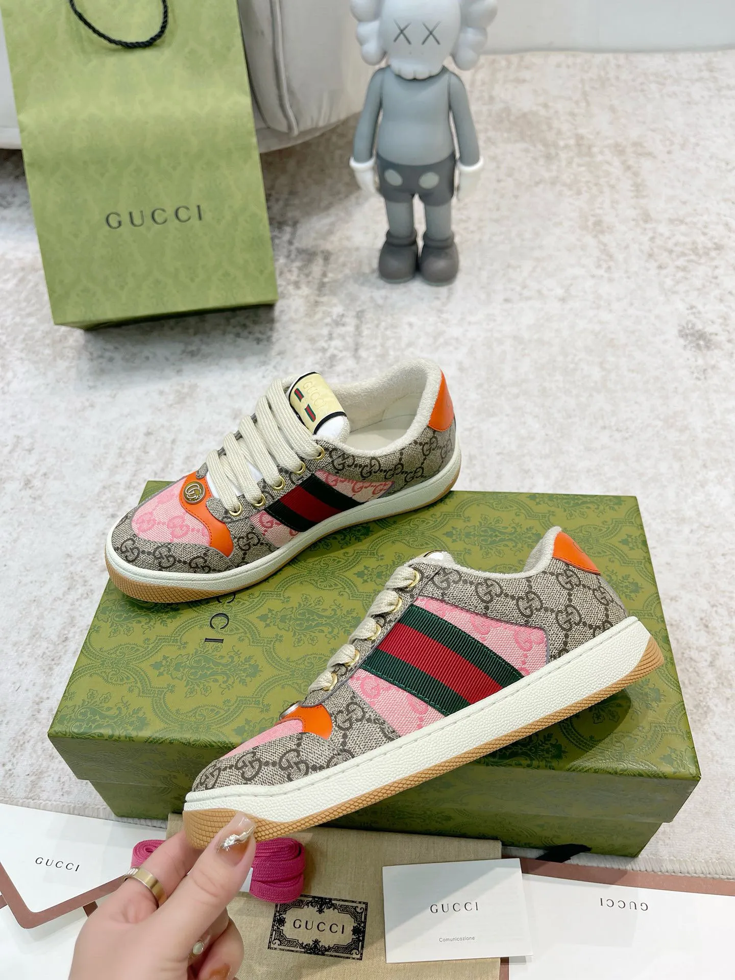 Ex-factory price: 540💰 GUCCI Gucci's newly upgraded back cover lining, top-notch old dirty shoes, classic casual sports shoes for couples, retro sneakers and old G family dirty shoes, updated at the counter simultaneously! ①The shoe upper has the same water-based edge coating process as the original version⚠️The ordinary oil edges on the market have a strong glue feel and are easy to fall off! Grade A first-layer nubuck leather (with pores)/matching computer embroidered double G cloth, high-density terry velvet lining. ② A PVC transparent small round mark sealing line is added to the details of the midsole. The mold is opened six times and the jewelry craftsmanship is used to customize the two-color double G buckle, striving to be the same as the original version. A pair of buttons is more than three times more expensive than ordinary buckles on the market. ③An old two-color washable label, the chip is placed on the outer waist of the right foot, the entire shoe is completely hollowed out with rubber technology, TUP material (rubber to distinguish the market) with the latest green packaging from the counter, 3D printed handbag, and a pair of shoelaces. There is no pressure when entering and exiting the counter. You can buy a 1:1 accurate replica of the original version and modify and upgrade it repeatedly. The details are perfectly restored, the materials are all customized, and they are truly top-notch. Please look at the details clearly to identify the quality. Upper: First-layer frosted cowhide/embroidered double G cloth. Lining: original high-density velvet lining. Foot pads: original pearlescent sheepskin. Outsole: private molded vacuum TPU material. Packaging: original top-grade full set packaging at the counter. Shoe size: women's size 35-40, men's size 39-44 (men's size 38, 45🉑️customized, non-returnable)